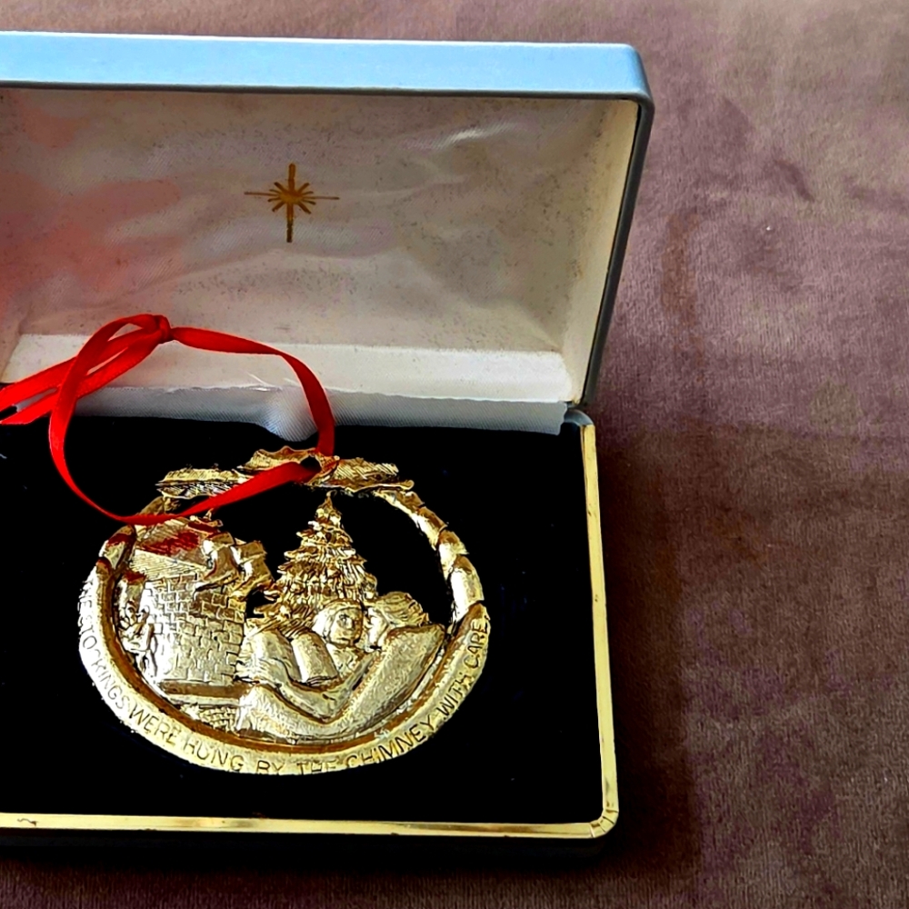 JT’s General Store Collector’s Ed. Goldtone Christmas Orn.- 2 ways to Display